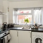 Exceptional Abode, Fast Wifi, Parking, Kingswood